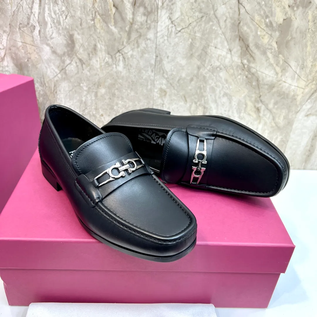 Original quality P780 Brand: Ferragamo Standard size: Men's size 39–44 (38.45 can be customized) Grade: Same style as the official website High-quality men's shoes Material: Customized first-layer calfskin with water-dyed cowhide lining Cowhide tiptoe Original non-slip and wear-resistant rubber outsole Style category: Men's formal business leather shoes are young and fashionable European and American trends British style Casual matching and comfortable feet Color: actual picture